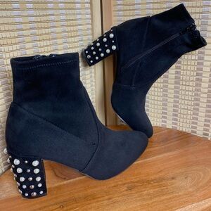 Steve Madden Women's 7 Yvette Black Suede Ankle Bootie Pearl Accent Heel Chic